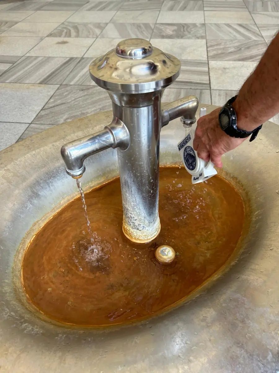 ממלאים ספל מרפא ממעיין חם בקרלובי וארי